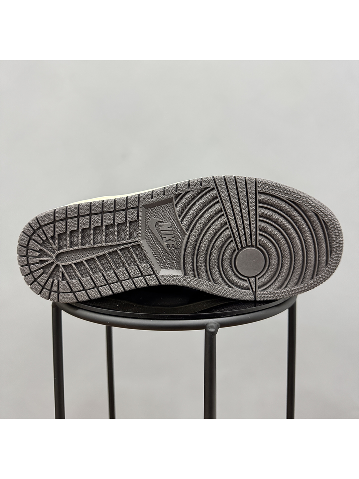 Jordan Retro 1 High Travis Scott Brown 2