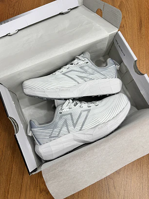 New Balance FuelCell Venym Blanco