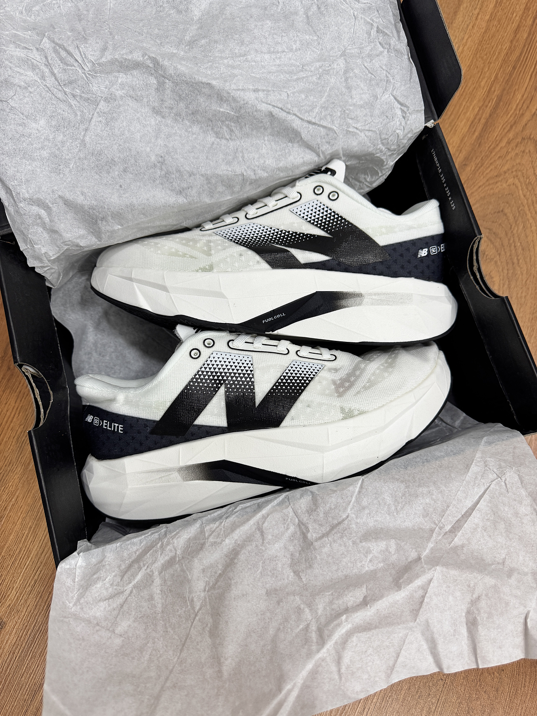 New Balance Elite Revel V4 Blanco Negro 1