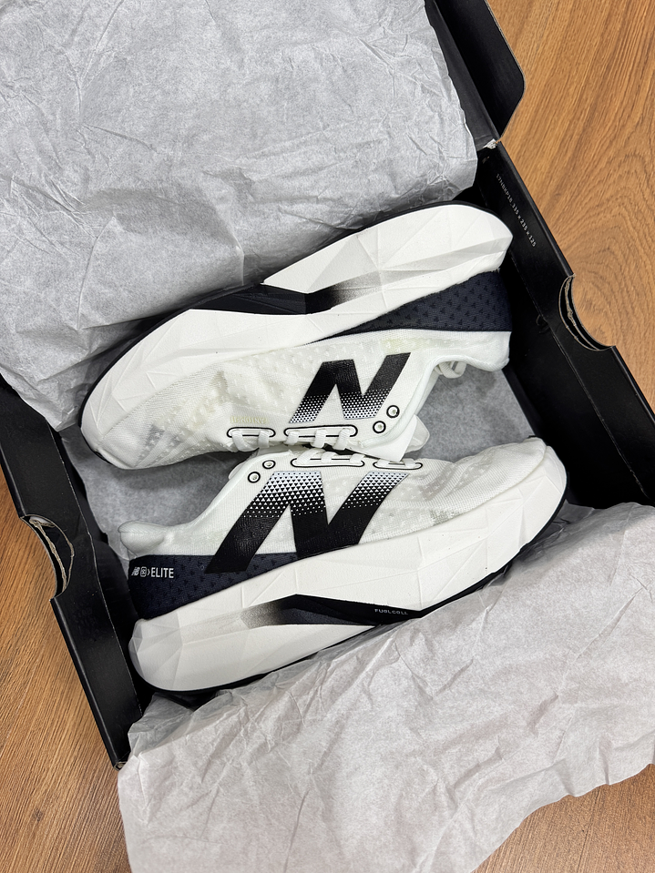 New Balance Elite Revel V4 Blanco Negro 2