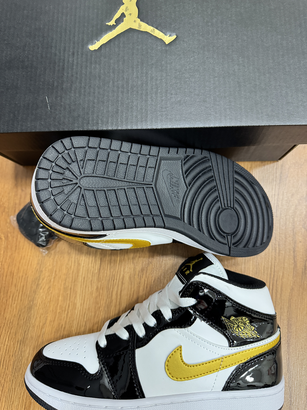 Jordan Retro 1 Mid White Gold 3