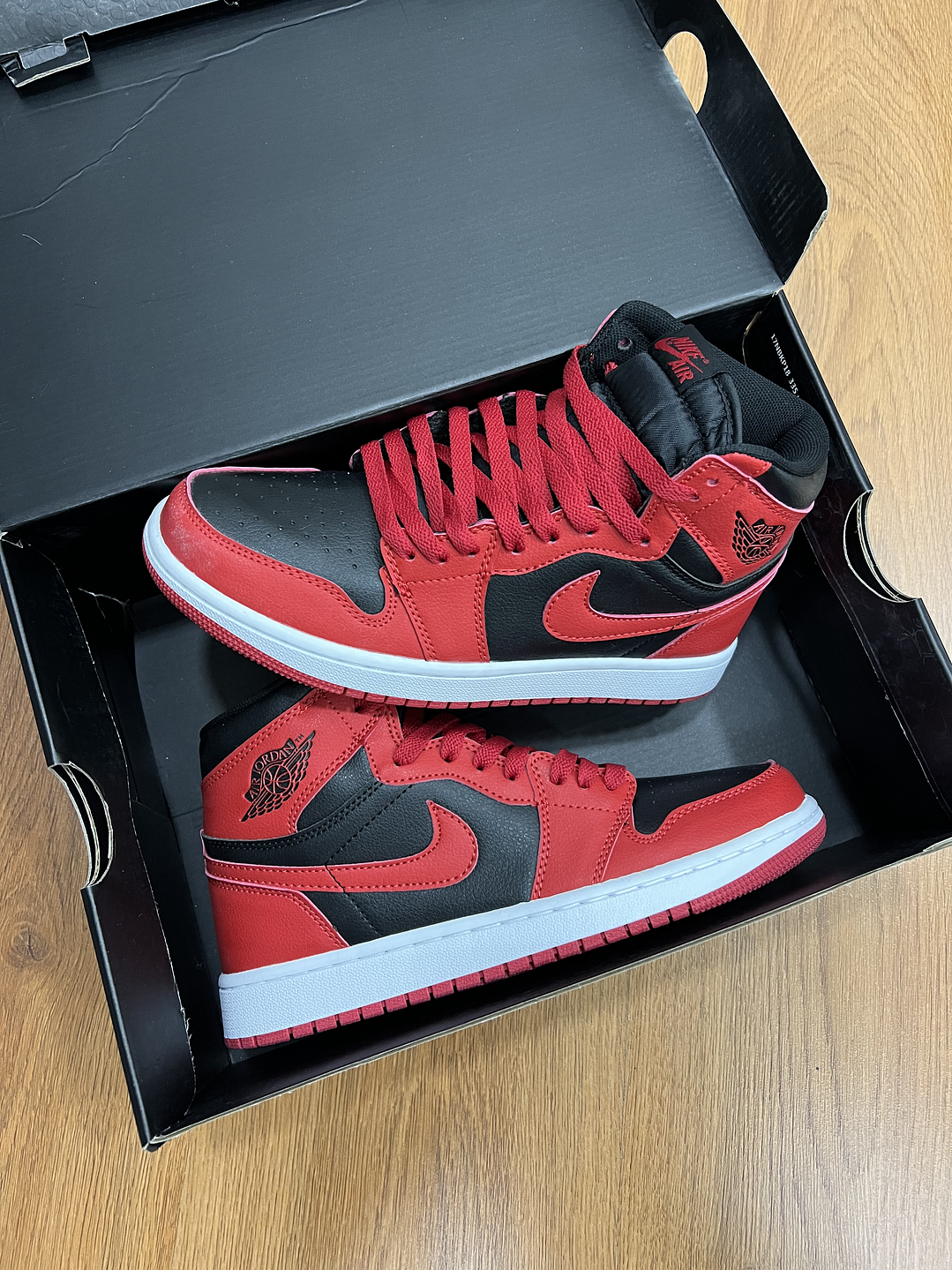 Jordan Retro 1 Mid Black Red  3