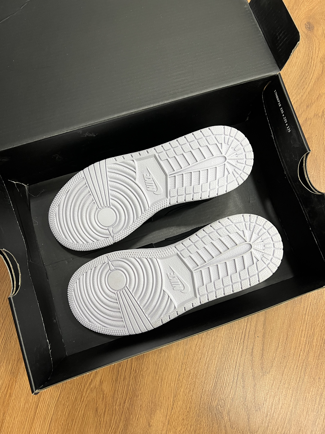 Jordan Retro 1 Low PSG 3