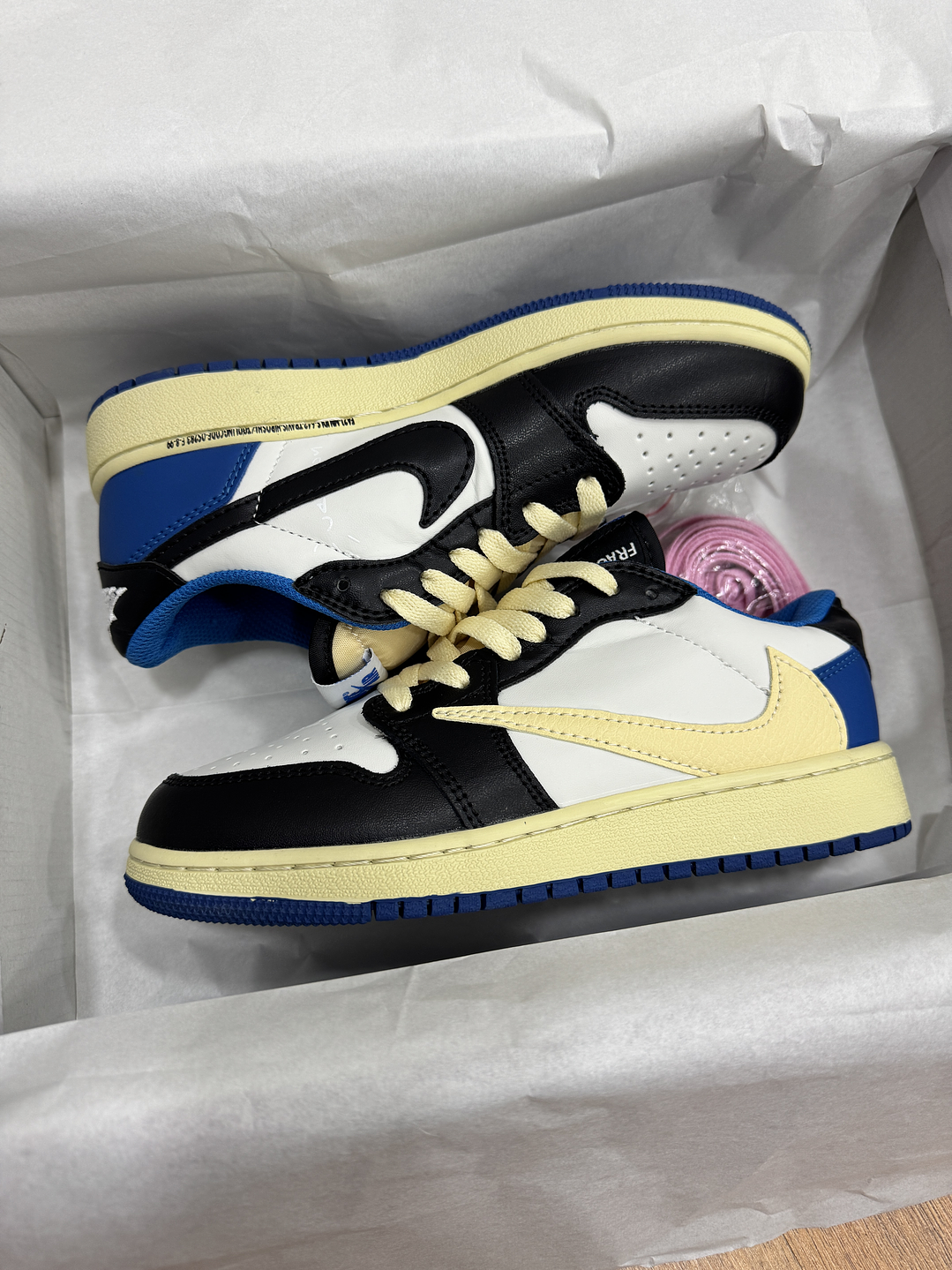 Jordan Retro 1 Low Travis X Fragment  1