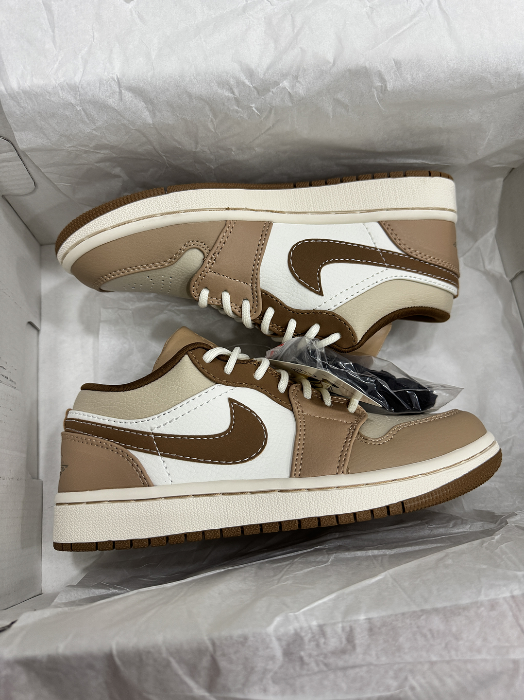 Jordan Retro 1 Low Creme  2