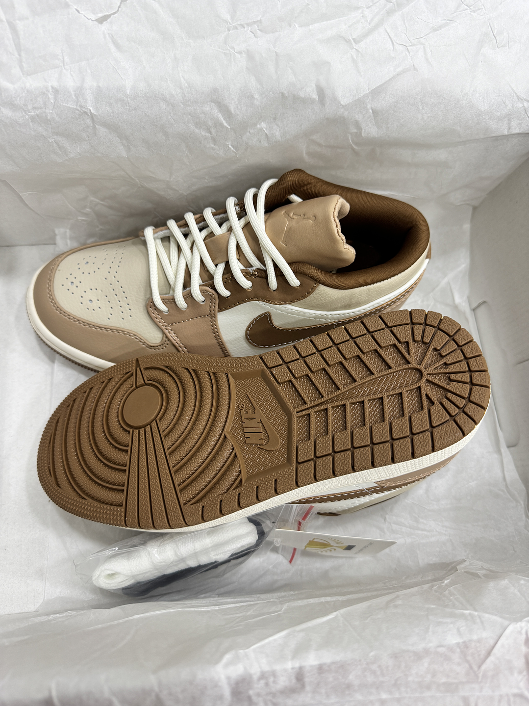 Jordan Retro 1 Low Creme  3