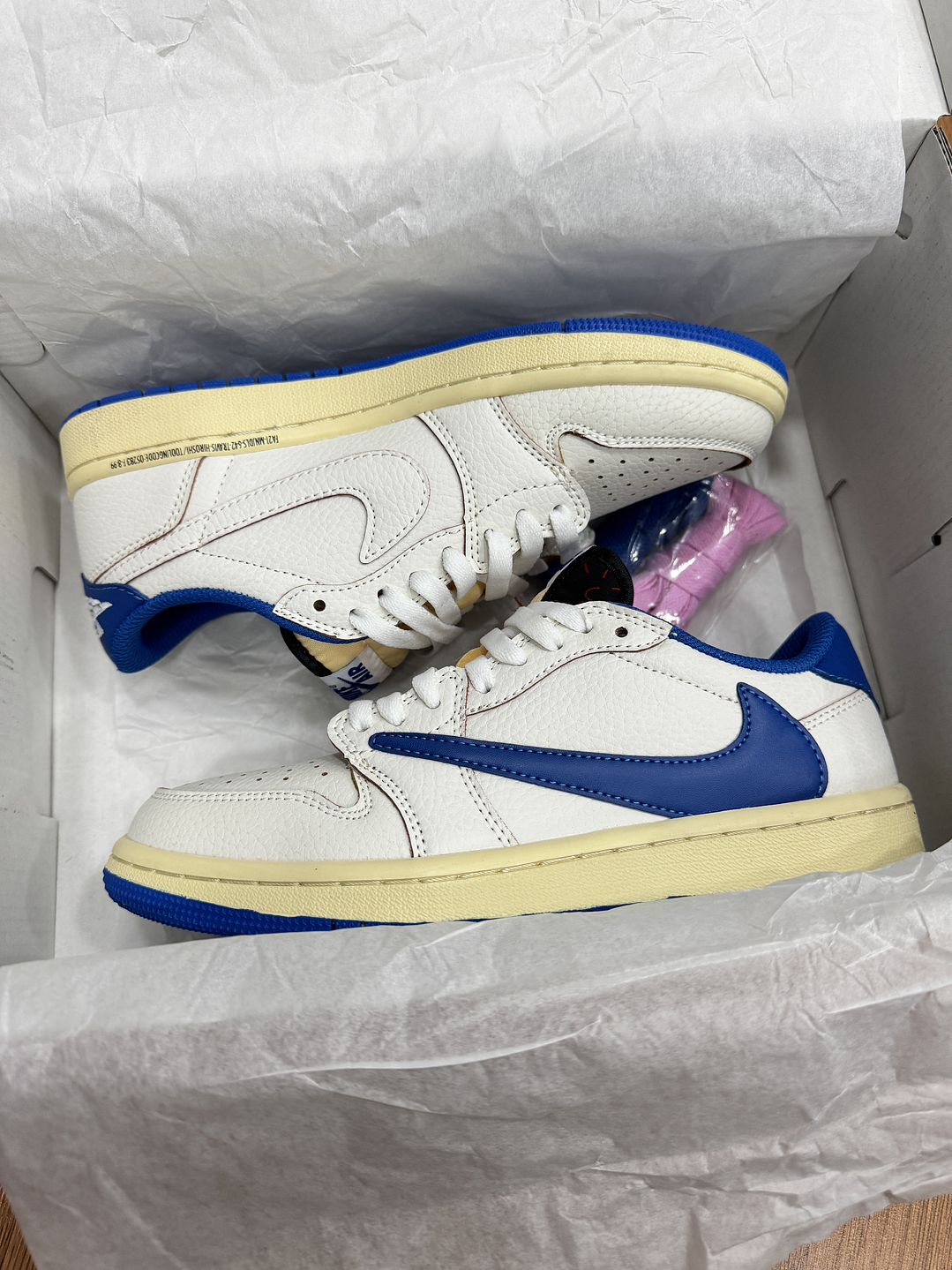 Jordan Retro 1 Low Travis Fragment 2