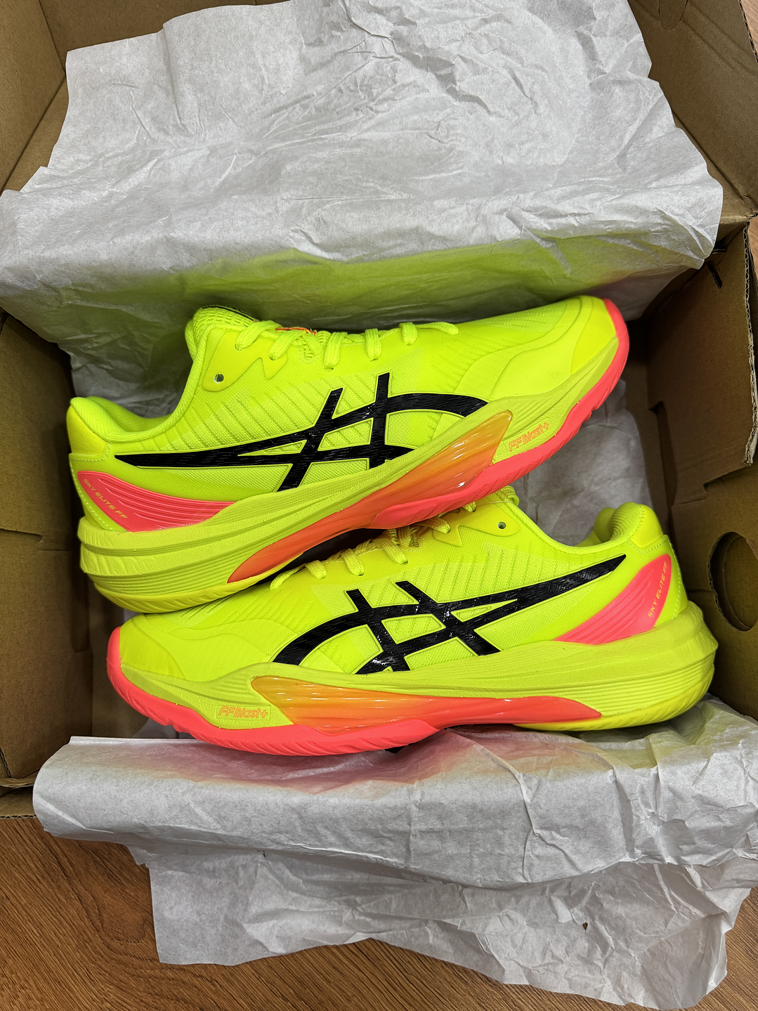 Asics Sky 3 Low Neón 1