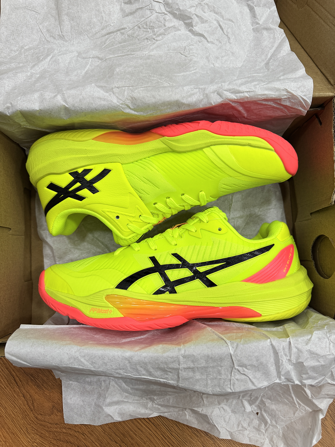 Asics Sky 3 Low Neón 2