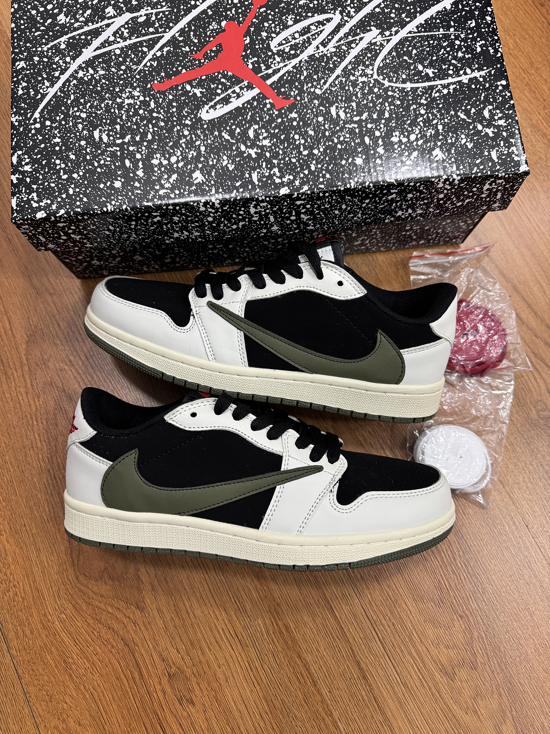 Jordan Retro 1 Low Travis Beige Black  1