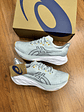 Asics Novablast 4 Gris  - Miniatura 1