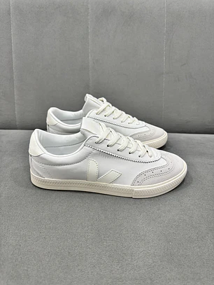 Veja Volley White 
