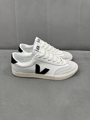 Veja Volley White Black 