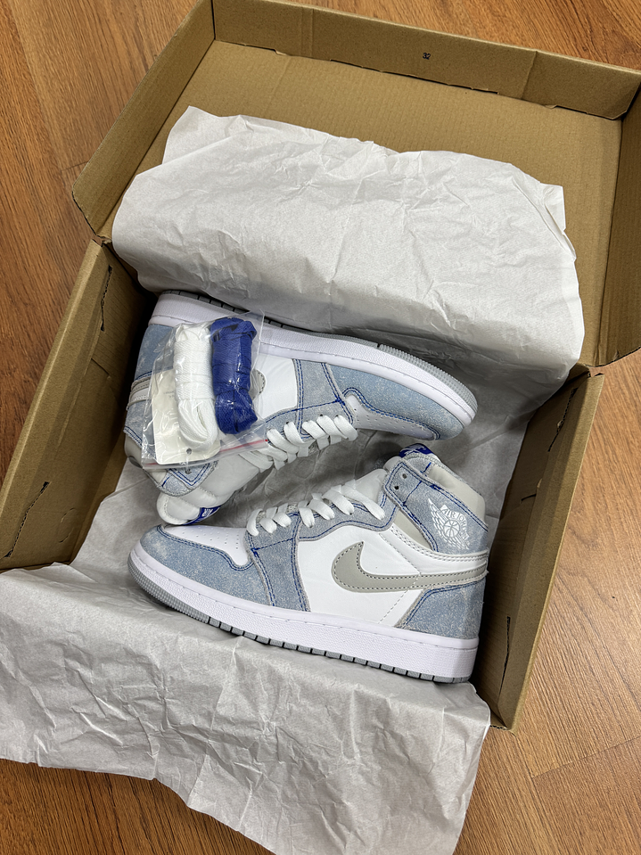 Jordan Retro 1 Hyper Royal  1