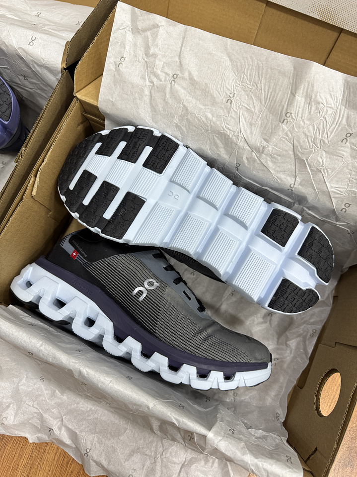 On Cloudflow 4 Black  2