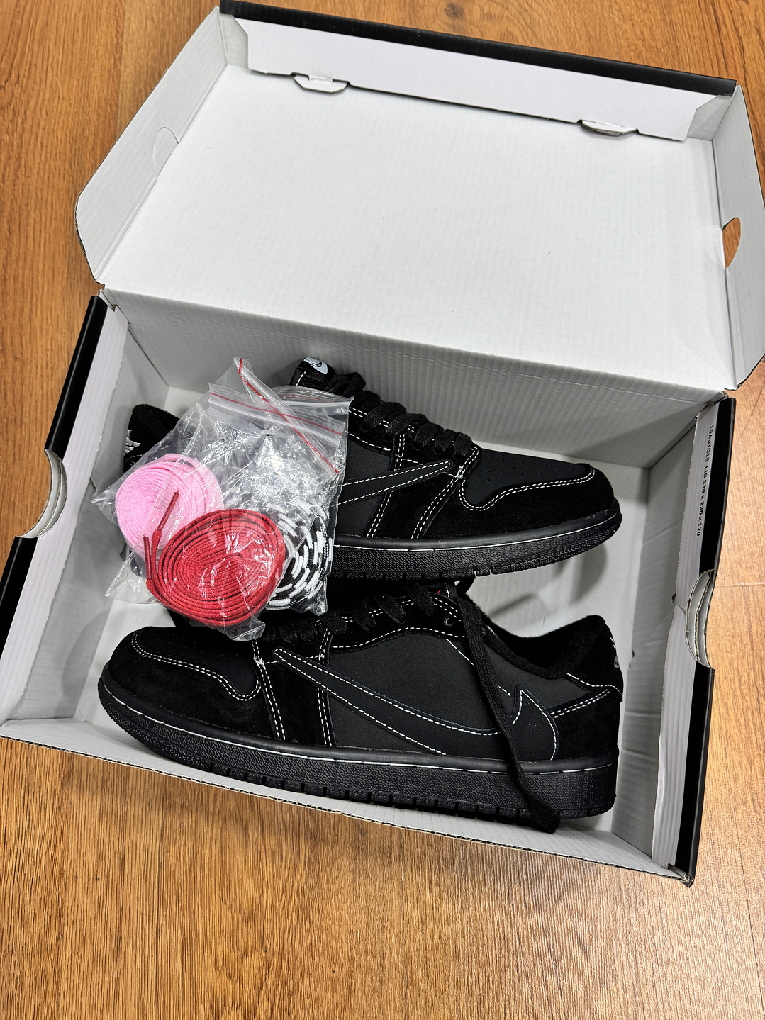 Jordan Retro 1 Low Travis Phantom  1