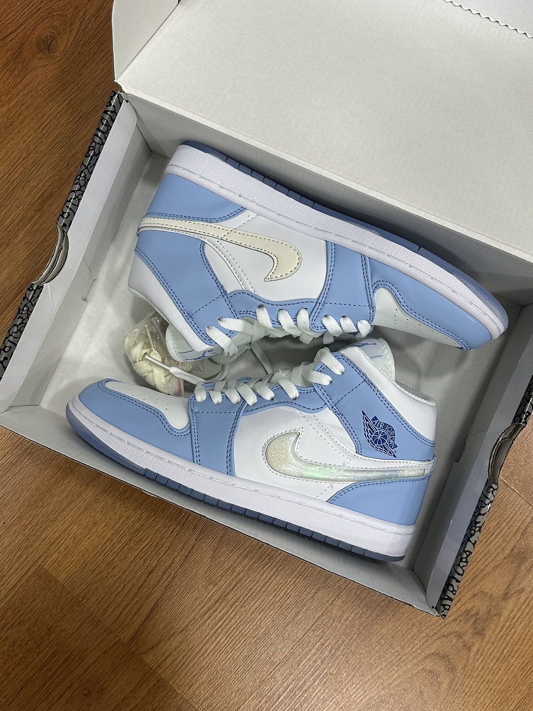 Jordan Retro 1 Glitter Blue  2