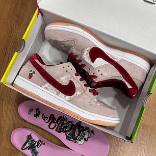 Nike Sb Dunk Strange Love 