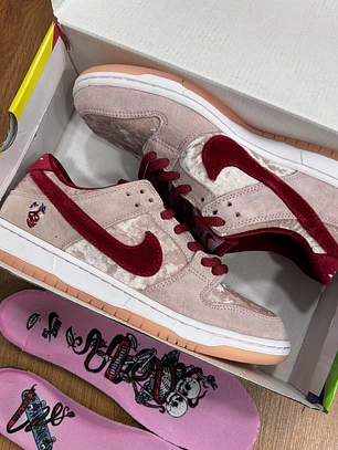 Nike Sb Dunk Strange Love 