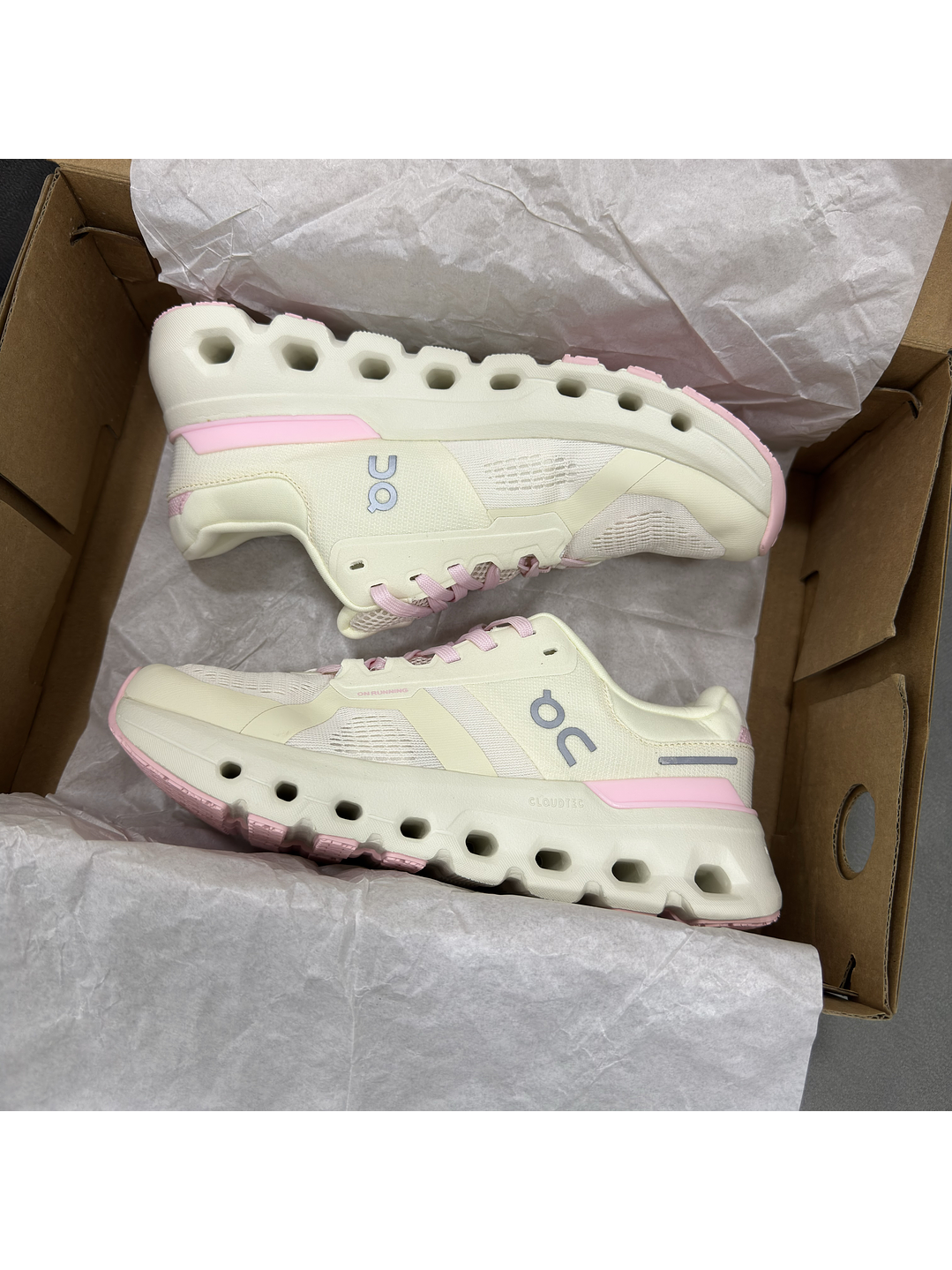 On Cloudrunner 2 Beige Pink  2