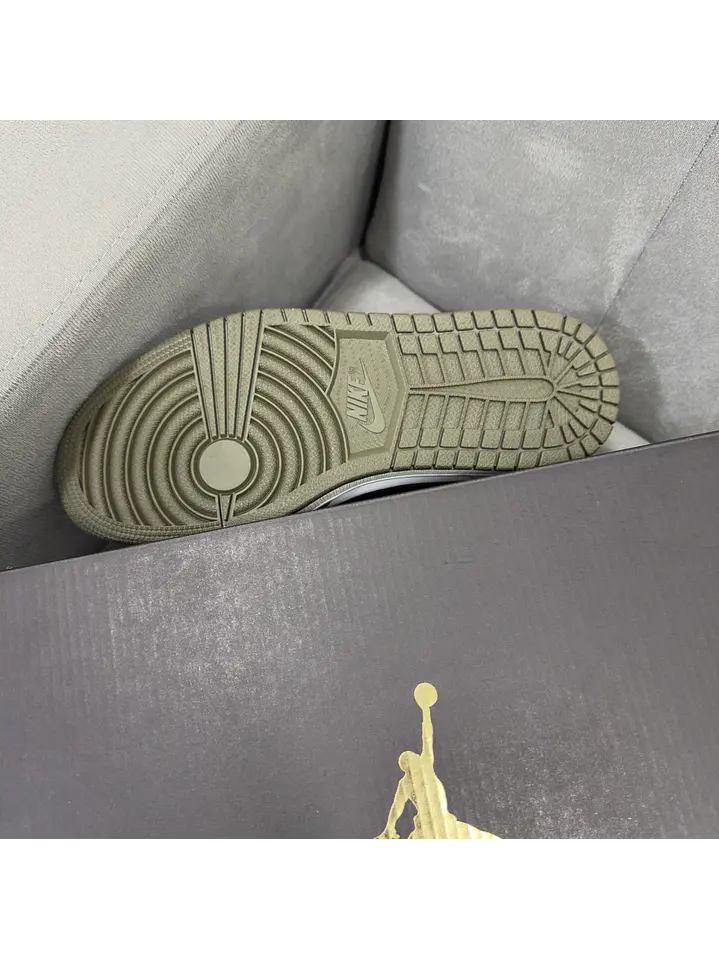 Jordan Retro 1 Low Médium Olive 4