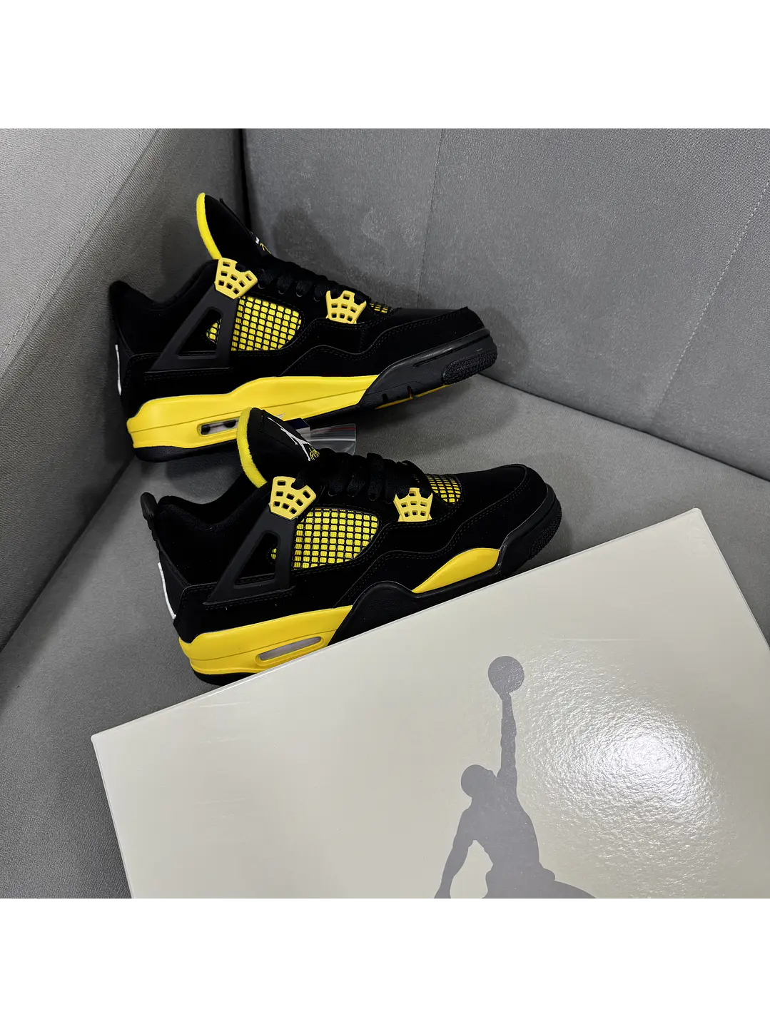 Jordan Retro 4 THUNDER Yellow Black  1