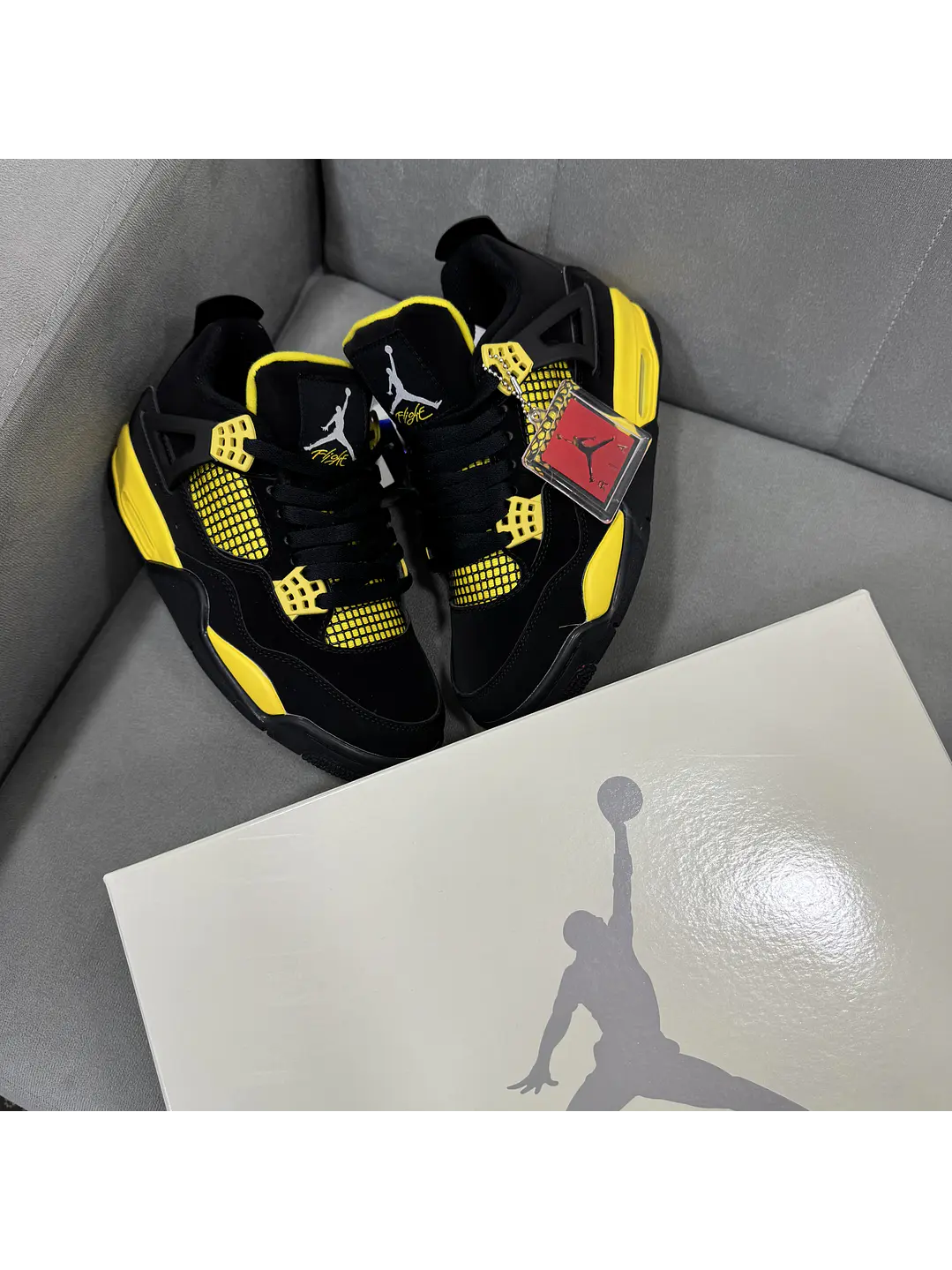 Jordan Retro 4 THUNDER Yellow Black  3