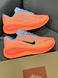 Nike Vomero Plus Orange Neón - Miniatura 3