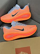 Nike Vomero Plus Orange Neón - Miniatura 1