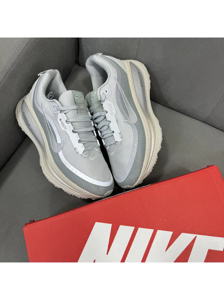 Nike Vomero 18 Gore-tex Gris  4