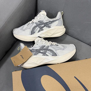 Asics Novablast 5 Beige