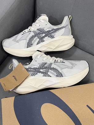 Asics Novablast 5 Beige