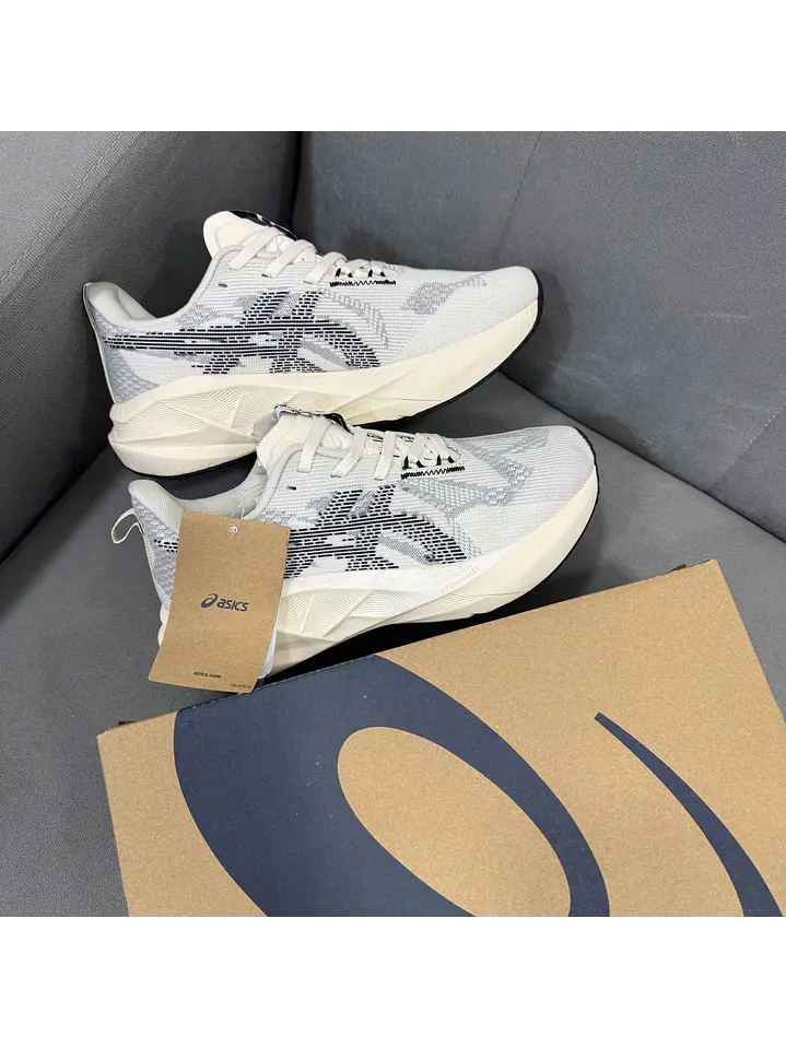 Asics Novablast 5 Beige 2