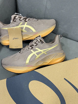 Asics Novablast 5 Brown