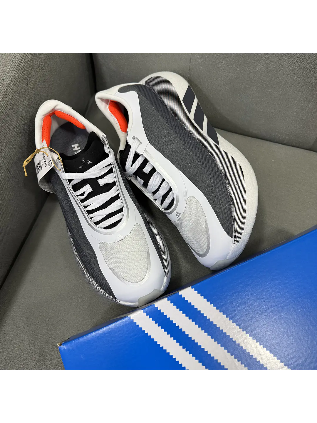 Adidas HyperBoost Edge Blanca Negra  4