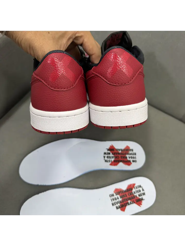 Jordan Retro 1 Low Banned 3