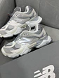 New Balance 9060 Gris Claro  - Miniatura 1