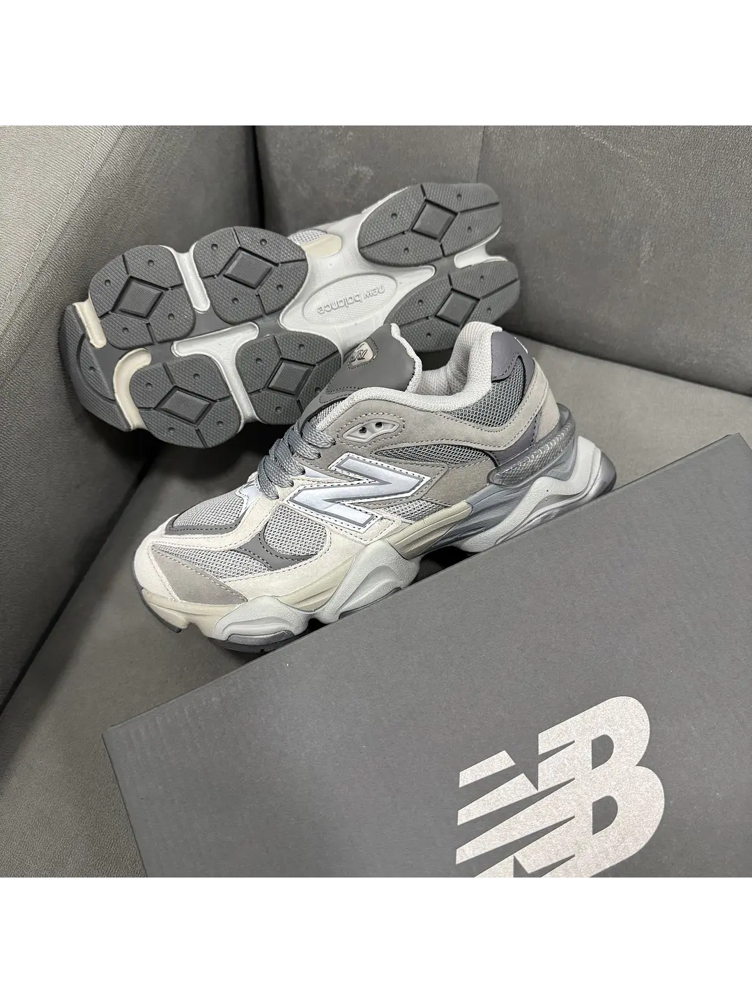 New Balance 9060 Gris Claro  3