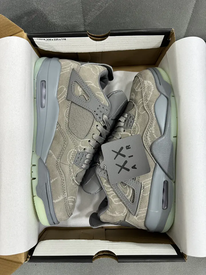 Jordan Retro 4 Kaws Gris  1