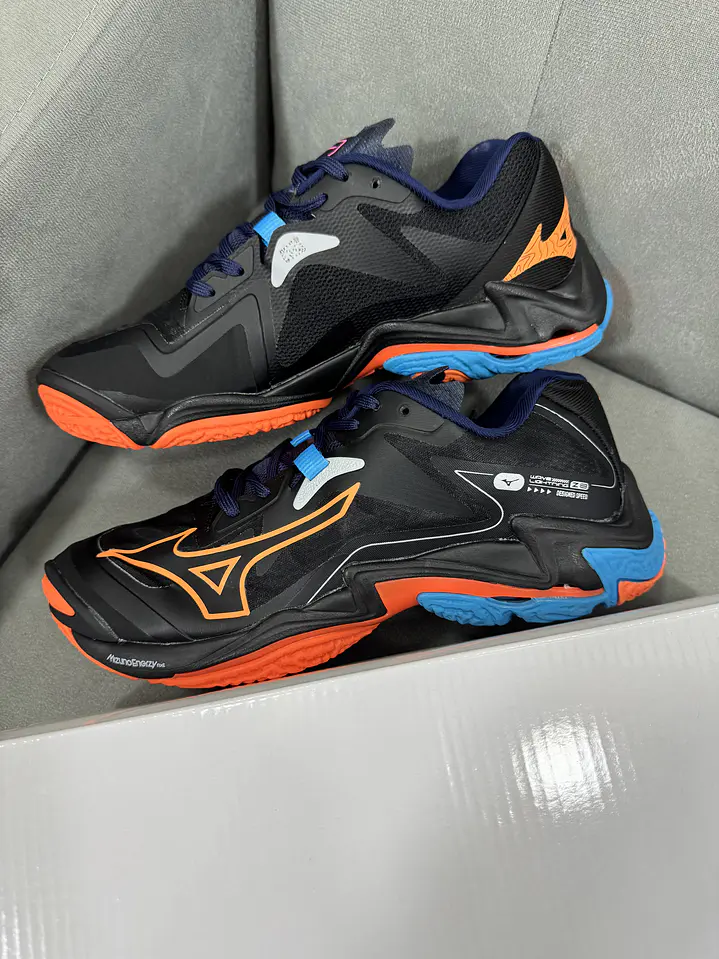 Mizuno Wave Z8 Low Black  1