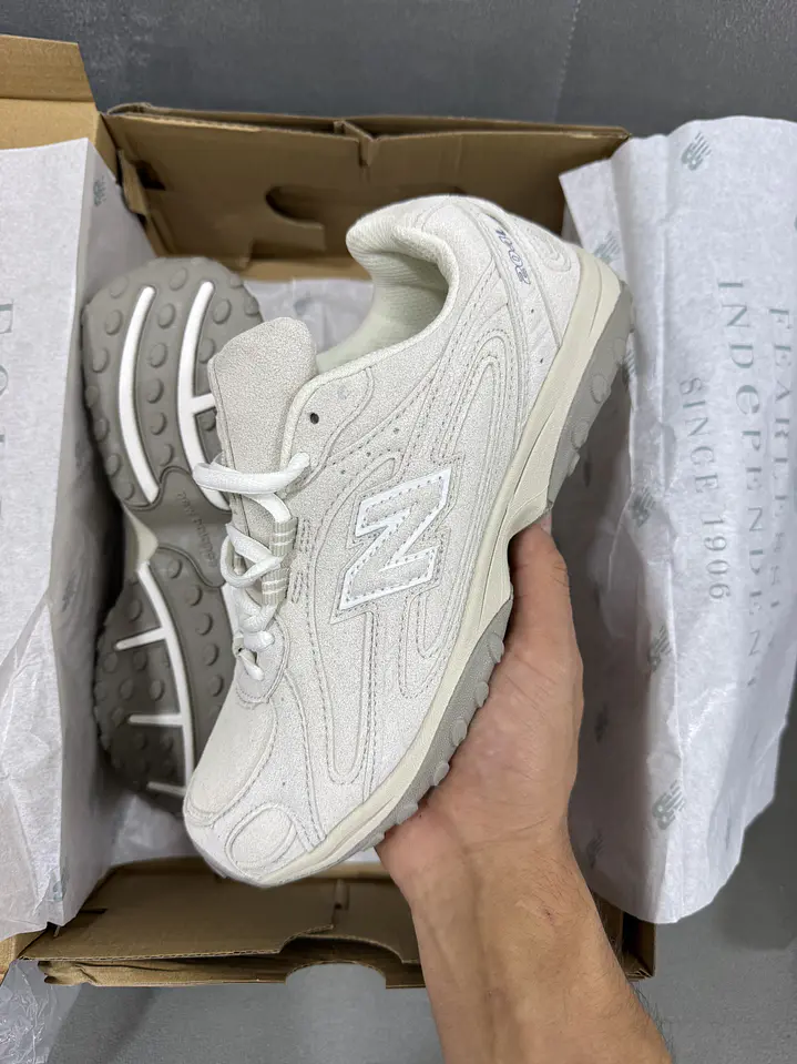 New Balance 204L Crema  4