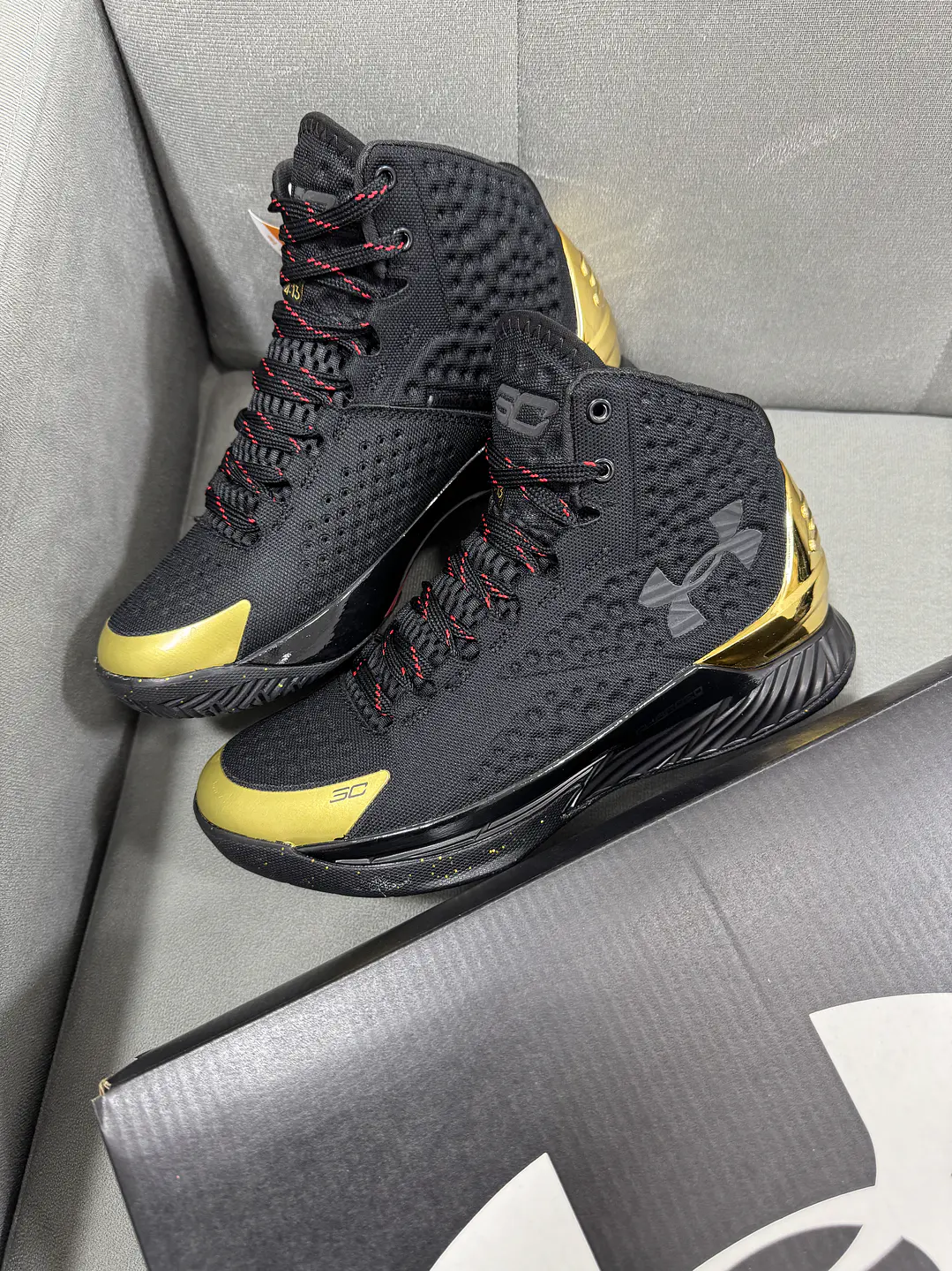 Under Armour Curry 1 Negro Dorado  2