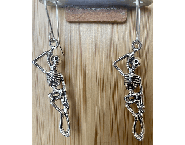 aros esqueleto colgado