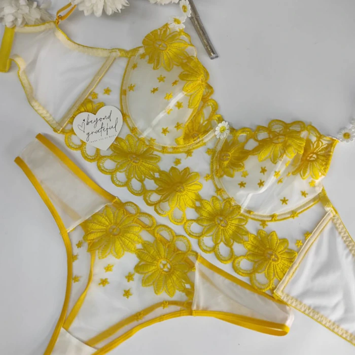 Conjunto flower yellow