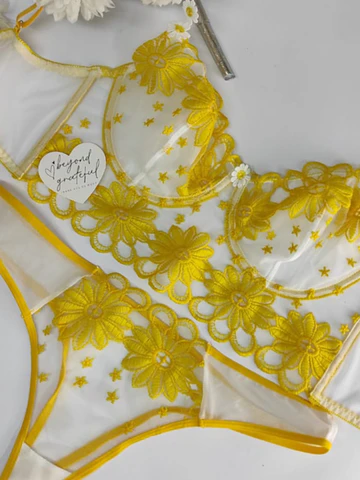 Conjunto flower yellow