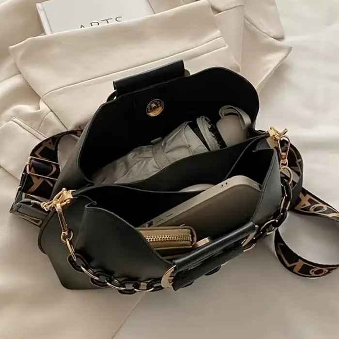 Cartera negra pasador plateado 4