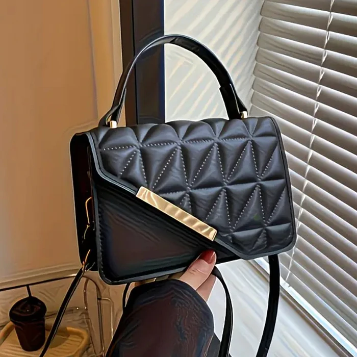 Cartera negra asimétrica detalle dorado 