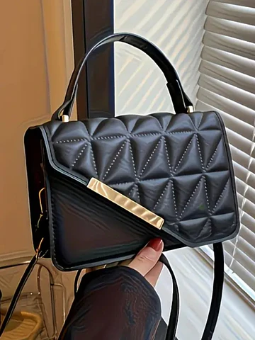 Cartera negra asimétrica detalle dorado 