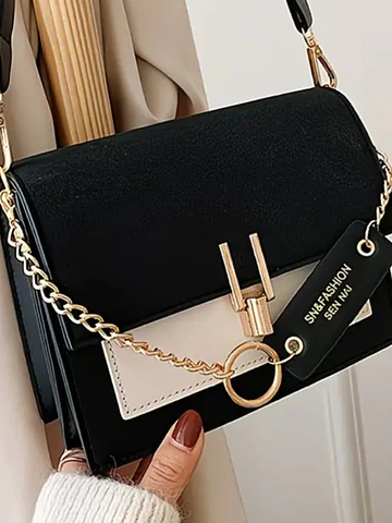 Cartera bicolor detalle dorado 