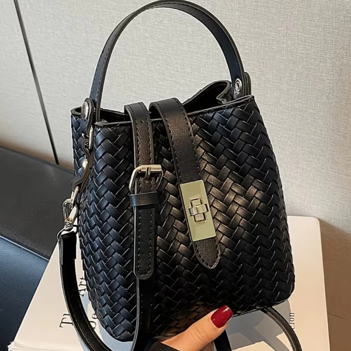 Cartera negra trenzada 